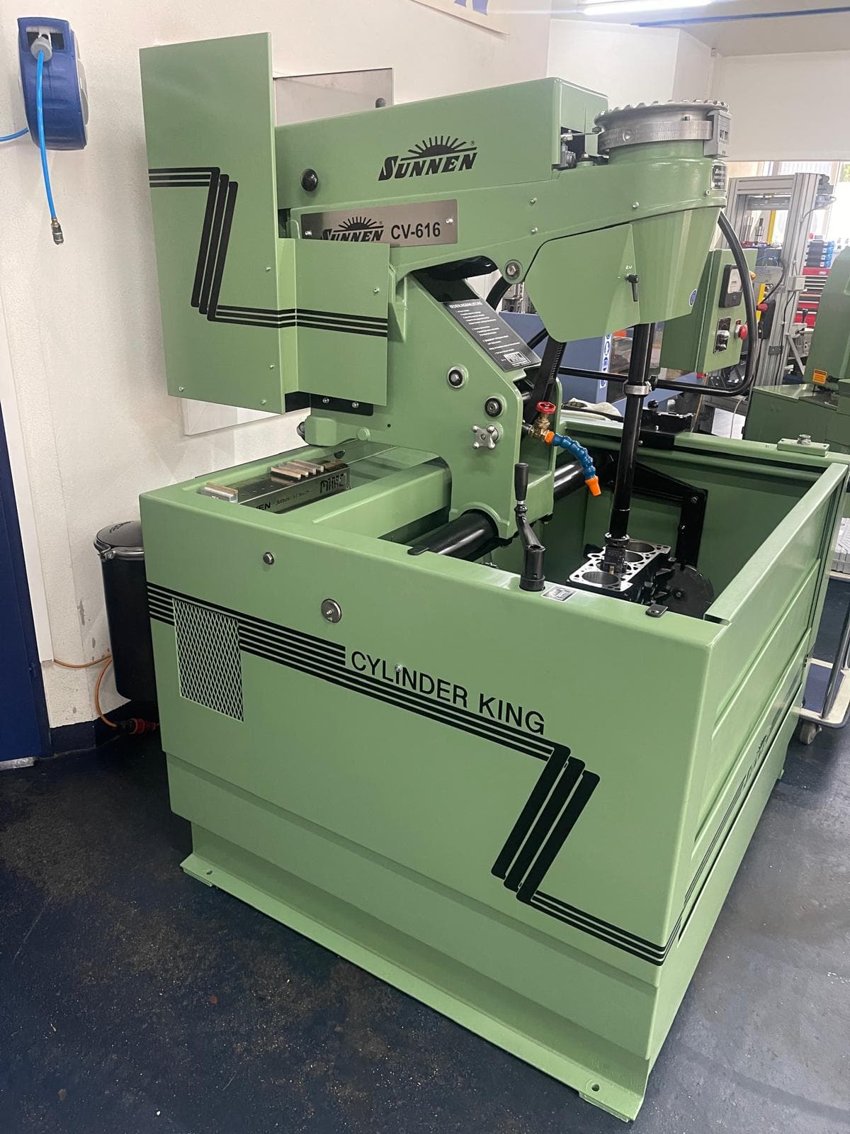 Sunnen CV-616 Cylinder King cylinder honing machine